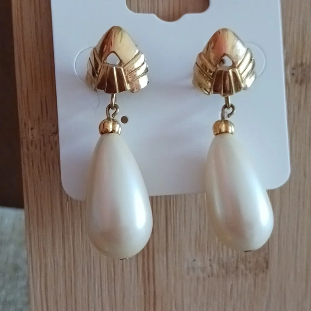 Antique Gold Tone Faux Pearl Tear Drop Dangle Pierced Earrings